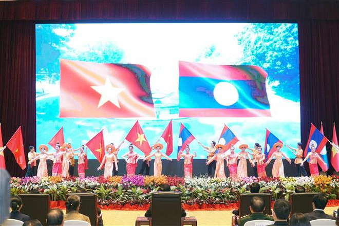 Văn nghệ chào mừng Lễ kỷ niệm kỷ niệm 60 năm Ngày thiết lập quan hệ ngoại giao Lào- Việt Nam. (Ảnh: Bá Thành/TTXVN) Hợp tác đặc biệt Việt-Lào mang lại lợi ích thiết thực cho người dân ảnh 2