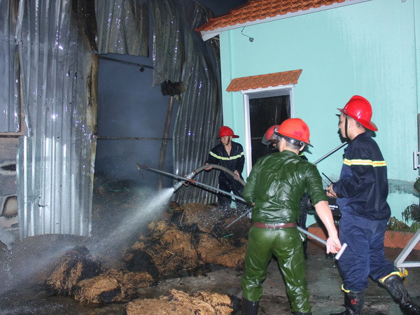 Cháy rụi nhà kho chứa chỉ xơ dừa rộng hơn 500m2 tại Bến Tre ảnh 1