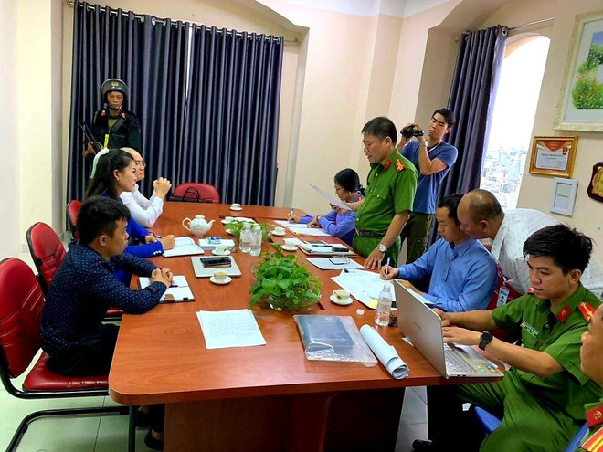 Lực lượng chức năng làm việc với lãnh đạo Công ty cổ phần địa ốc Alibaba. (Nguồn: TTXVN) Bắt tạm giam Chủ tịch HĐQT Công ty cổ phần địa ốc Alibaba ảnh 1