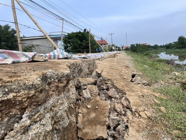 Thanh Hóa: Lại xảy ra sự cố nứt, sạt trượt mặt và thân đê tả sông Càn ảnh 1