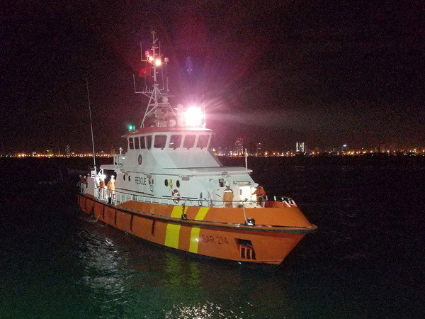 Cấp cứu kịp thời ngư dân bị nạn trên vùng biển Trường Sa ảnh 1