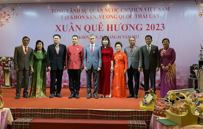 Tổng lãnh sự Chu Đức Dũng và phu nhân (đứng giữa) chụp ảnh lưu niệm cùng khách mời tại buổi lễ. (Ảnh: TTXVN phát) Xuân Quý Mão: Hân hoan không khí đón Tết quê hương tại Khon Kaen ảnh 2