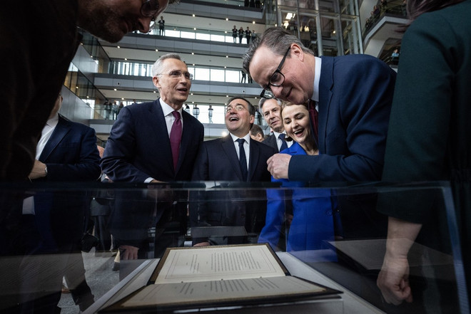 Tổng Thư ký NATO Jens Stoltenberg và Bộ trưởng Ngoại giao một số nước xem bản gốc Hiệp ước Washington về thành lập NATO được trưng bày tại trụ sở của Liên minh ở thủ đô Brussels của Bỉ. (Ảnh: TTXVN phát) NATO ky niem thanh lap2.jpg