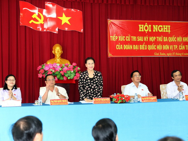 Chủ tịch Quốc hội Nguyễn Thị Kim Ngân cùng Đoàn đại biểu Quốc hội thành phố Cần Thơ tiếp xúc cử tri sau Kỳ họp thứ ba, Quốc hội khóa XIV tại xã Giai Xuân, huyện Phong Điền, thành phố Cần Thơ. (Ảnh: Trọng Đức/TTXVN) Chủ tịch Quốc hội Nguyễn Thị Kim Ngân tiếp xúc cử tri tại Cần Thơ ảnh 1