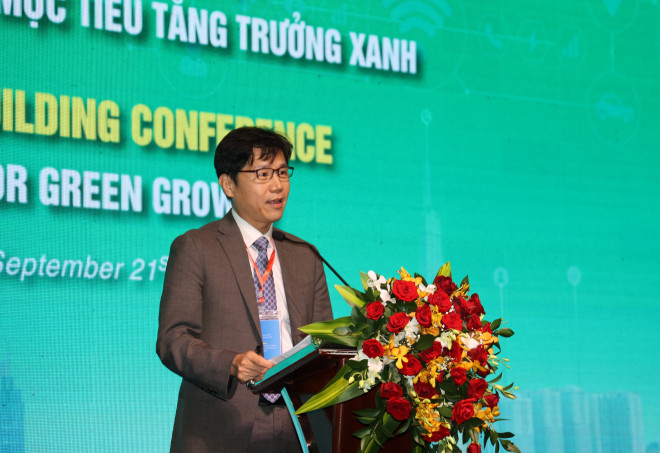 Tiến sỹ Chang Hoon Lee, Chủ tịch Viện Môi trường Hàn Quốc, phát biểu tại hội thảo. (Ảnh: Anh Tuấn/TTXVN) Chia sẻ kinh nghiệm quốc tế trong xây dựng thành phố thông minh ảnh 2