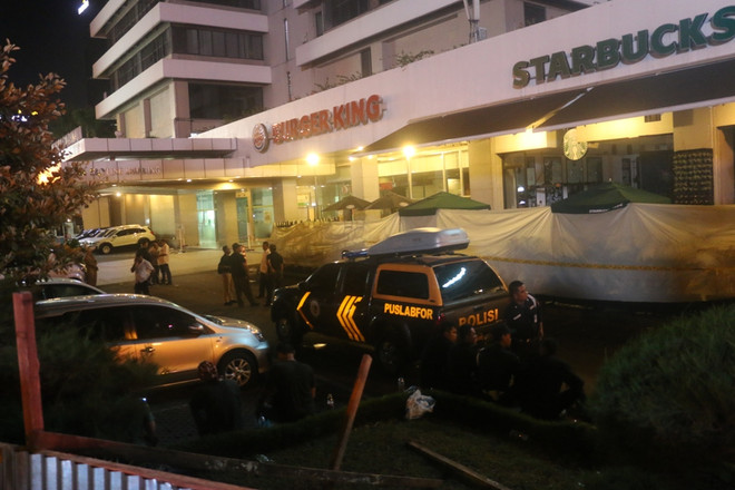 [Photo] Hình ảnh ban đêm tại khu vực bị khủng bố của Jakarta ảnh 2