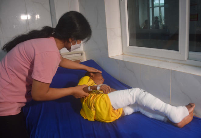 Cháu bé Y Ngách Niê, 8 tuổi, bị bỏng xăng đang được điều trị tại Bệnh viện Đa khoa vùng Tây Nguyên. (Ảnh: Hoài Thu/TTXVN) Đắk Lắk: Tạm giữ hình sự đối tượng gây ra vụ bé 8 tuổi bị bỏng xăng ảnh 1