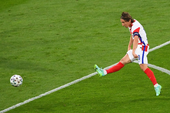 Modric lập siêu phẩm vào lưới Scotland. (Ảnh: AFP/TTXVN) Modric đi vào lịch sử EURO với siêu phẩm trivela vào lưới Scotland ảnh 1