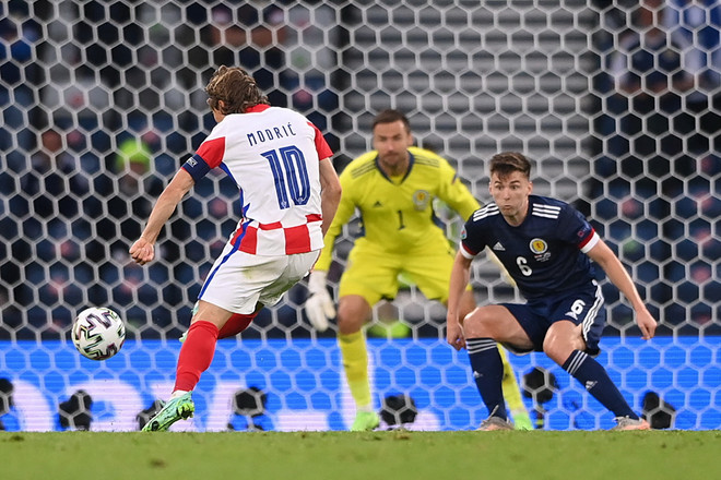 Modric ghi bàn tuyệt đẹp tuyệt đẹp với cú trivela. (Nguồn: Getty Images) Luka Modric tỏa sáng đưa đội tuyển Croatia vào vòng 1/8 EURO 2020 ảnh 2