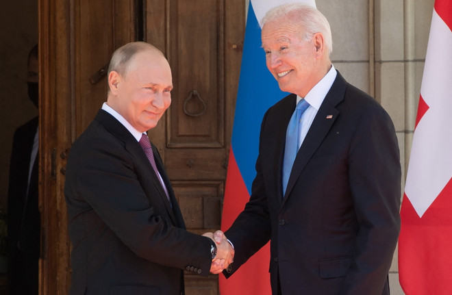 Cuộc gặp thượng đỉnh đầu tiên giữa Tổng thống Nga Vladimir Putin (trái) và Tổng thống Mỹ Joe Biden. (Ảnh: AFP/TTXVN) Nga-Mỹ có thể khởi động đàm phán chiến lược trong tháng 7/2021 ảnh 2