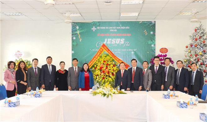 Trưởng Ban Dân vận Trung ương Bùi Thị Minh Hoài chúc mừng Giáng sinh Hội thánh Tin lành Việt Nam miền Bắc. (Ảnh: Phương Hoa/TTXVN) Trưởng ban Dân vận TW chúc mừng Giáng sinh Hội thánh Tin lành Việt Nam ảnh 1