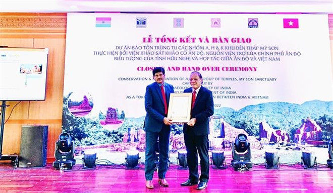 Giám đốc Ban Quản lý Di sản Văn hóa thế giới Mỹ Sơn Phan Hộ trao Bằng chứng nhận hoàn thành công tác Bảo tồn, tôn tạo Di sản văn hóa thế giới Khu di tích Mỹ Sơn cho chuyên gia Ấn Độ. (Ảnh: Đoàn Hữu Trung/TTXVN) Bàn giao Dự án trùng tu Di sản Văn hóa thế giới Mỹ Sơn ảnh 2