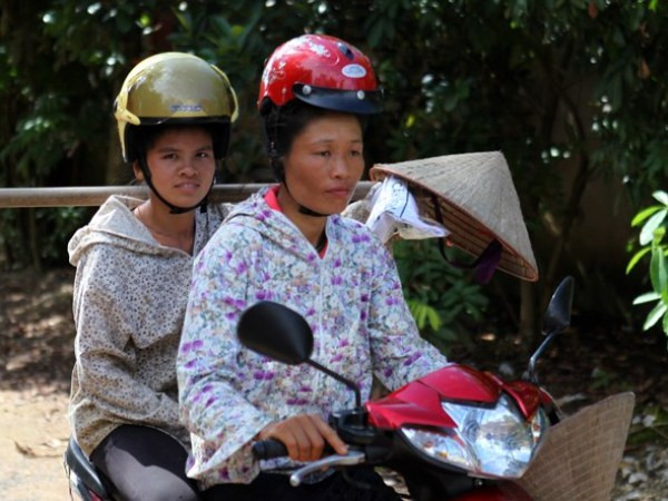 Mũ bảo hiểm phụ nữ dân tộc: Khó đạt chuẩn vì rào cản Luật tục ảnh 1