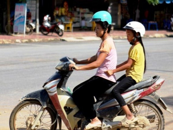 Mũ bảo hiểm phụ nữ dân tộc: Khó đạt chuẩn vì rào cản Luật tục ảnh 2