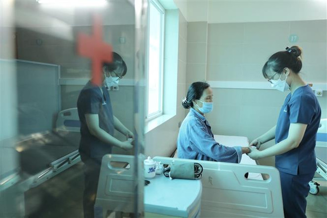 Bệnh nhân cúm A tại Hà Nội. (Ảnh: Minh Quyết/TTXVN) Số ca mắc cúm tăng nhưng chưa phát hiện chủng có độc lực cao ảnh 2