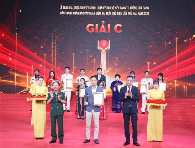 Trao giải Cuộc thi viết chính luận bảo vệ nền tảng tư tưởng của Đảng ảnh 1