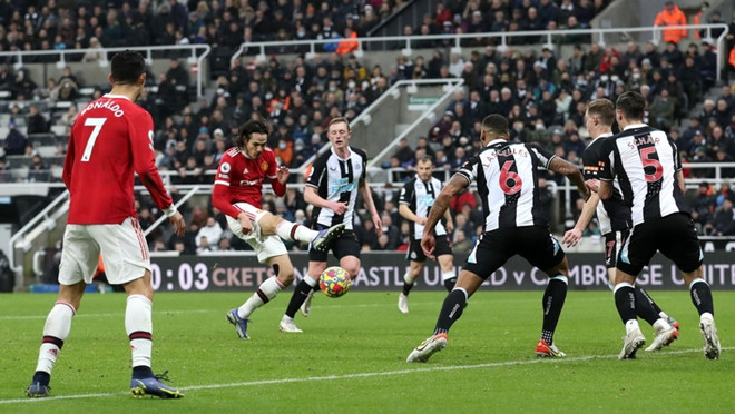 Edinson Cavani ghi bàn giúp M.U nhọc nhằn cầm hòa Newcastle ảnh 1