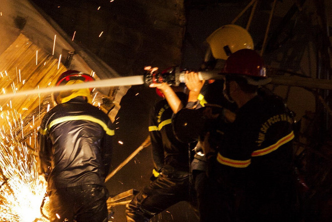 Thăm hỏi, hỗ trợ gia đình người bị nạn trong vụ cháy nhà tại Thanh Hóa ảnh 1