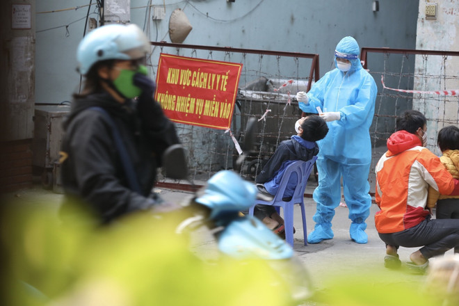 Bệnh viện Bạch Mai cử cán bộ y tế giúp quận Đống Đa chống dịch ảnh 1