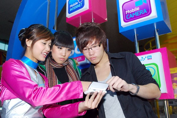 Dịch vụ phi thoại chiếm 55% doanh thu của VinaPhone trong năm 2013. (Ảnh: Trần Thanh Giang/TTXVN) VinaPhone đạt doanh thu 30.000 tỷ đồng năm 2013 ảnh 1