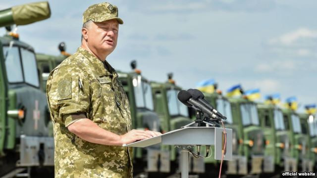 Tổng thống Ukraine "tố" Nga cử 3 đoàn xe quân sự tới miền Đông ảnh 1