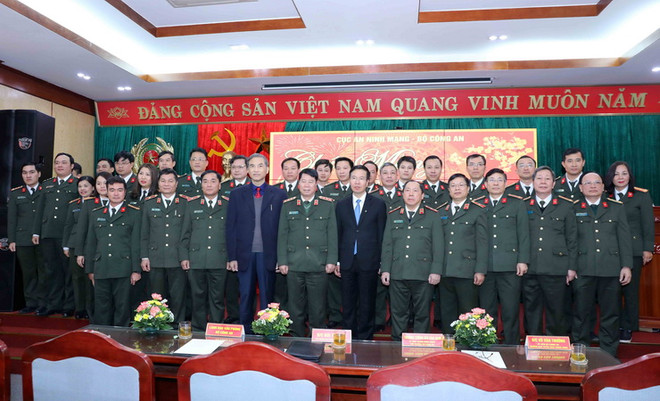 Trưởng ban Tuyên giáo TW chúc Tết cán bộ, chiến sỹ và các văn sỹ ảnh 1