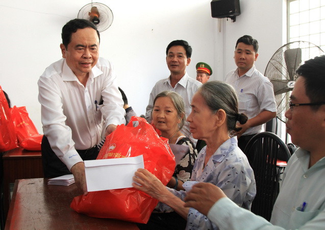 Quà Tết cho gia đình chính sách, hộ nghèo và quân nhân ở Cần Thơ ảnh 1