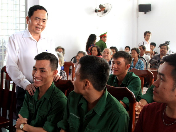 Quà Tết cho gia đình chính sách, hộ nghèo và quân nhân ở Cần Thơ ảnh 2