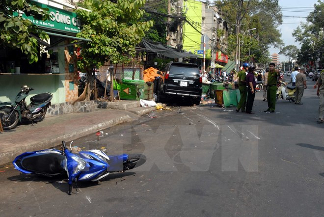 Nhân viên trông xe lái ôtô của khách gây tai nạn liên hoàn ảnh 1