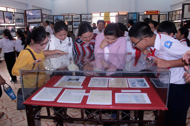Người dân và học sinh tham quan triển lãm. (Ảnh: Hồng Hiếu/TTXVN) Trưng bày tư liệu về Hoàng Sa, Trường Sa của Việt Nam tại Bình Thuận ảnh 1