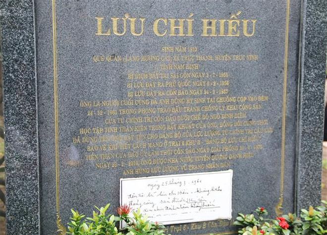 Bút tích của anh hùng lực lượng vũ trang, liệt sỹ Lưu Chí Hiếu trên bia mộ tại nghĩa trang Hàng Dương-Côn Đảo. (Ảnh: Thanh Vũ/TTXVN) Nơi linh thiêng Bàn thờ của Tổ quốc: Hồi ức về Côn Đảo ảnh 2