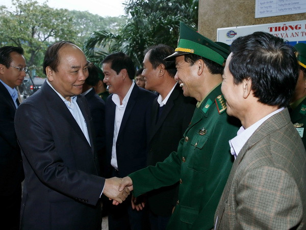 Thủ tướng Nguyễn Xuân Phúc với cán bộ lãnh đạo, quản lý Cảng Đà Nẵng. (Ảnh: Thống Nhất/TTXVN) Thủ tướng thăm Cảng Đà Nẵng và Trung tâm cứu nạn hàng hải Khu vực II ảnh 1