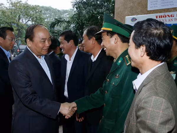 Thủ tướng thăm Cảng Đà Nẵng và Trung tâm cứu nạn hàng hải Khu vực II ảnh 1