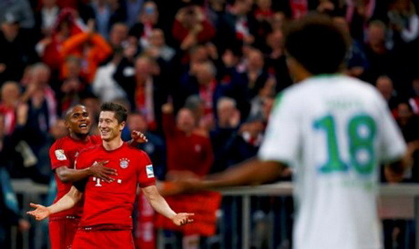 Lewandowski lập kỷ lục ghi 5 bàn thắng chỉ trong vòng 9 phút ảnh 1