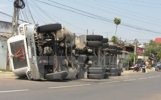 Xe đầu kéo vào cua bị lật nghiêng khiến cặp vợ chồng thương vong ảnh 1