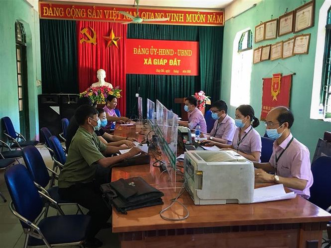 Một trong 17 điểm giao dịch của Ngân hàng Chính sách huyện Đà Bắc tại xã Giáp Đắt giúp cho việc tiếp cận nguồn vốn vay chính sách của bà con nhân dân trở nên dễ dàng và thuận tiện. (Ảnh: Trọng Đạt/TTXVN) Hơn 2.335 tỷ đồng vốn ưu đãi phục hồi kinh tế đã đến tay người dân ảnh 1