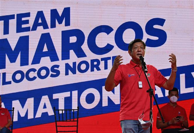 Ông Ferdinand Marcos Jr phát biểu trong cuộc vận động tranh cử ở Laoag , Philippines, ngày 25/3/2022. (Ảnh: AFP/TTXVN) Philippines: Chính sách đối ngoại khác biệt của F.Marcos và R.Duterte ảnh 1