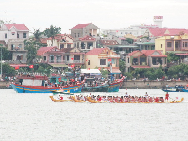 Các thuyền đua thi đấu. (Ảnh: Võ Dung/TTXVN) Nô nức Lễ hội đua thuyền truyền thống trên sông Nhật Lệ ảnh 1