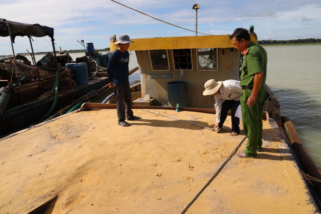 Tàu bơm hút cát trái phép trong hồ Dầu Tiếng bị lực lượng chức năng bắt giữ. (Ảnh: Lê Đức Hoảnh/TTXVN) Tây Ninh: Tạm giữ bốn tàu hút cát trái phép trong hồ Dầu Tiếng ảnh 1