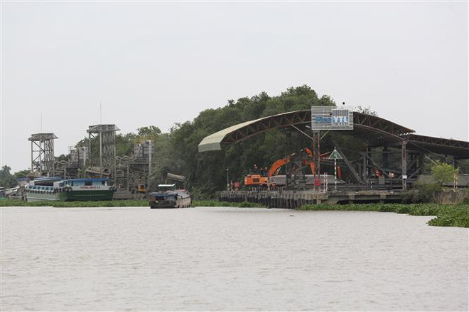 Chấn chỉnh hoạt động cảng, bến thủy nội địa trên sông Vàm Cỏ Đông ảnh 1