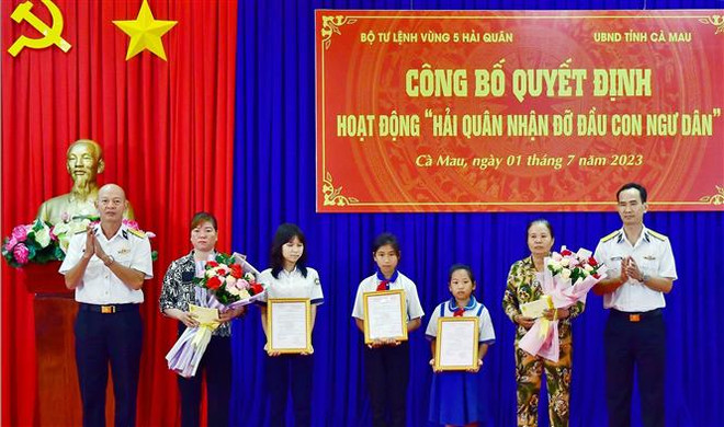 Bộ Tư lệnh Vùng 5 Hải quân nhận đỡ đầu con ngư dân tại tỉnh Cà Mau ảnh 1