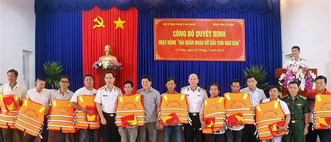 Bộ Tư lệnh Vùng 5 Hải quân nhận đỡ đầu con ngư dân tại tỉnh Cà Mau ảnh 2