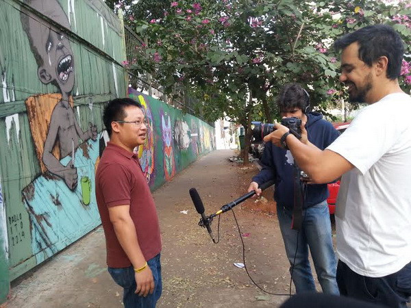 Báo điện tử số 1 Brazil phỏng vấn phóng viên của TTXVN ảnh 1