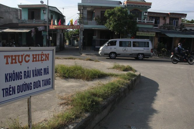 Rải vàng mã trên đường làm tăng nguy cơ tai nạn giao thông ảnh 1