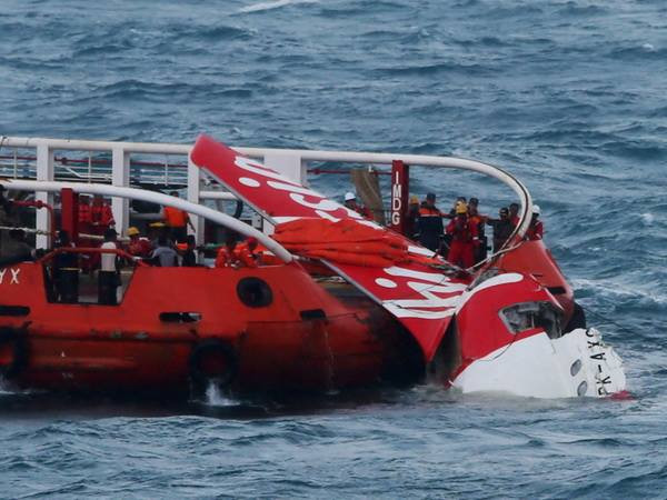 Indonesia tiến hành trục vớt phần thân máy bay QZ8501 ảnh 1