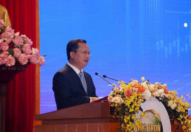 Ông Cao Tường Huy, Chủ tịch Ủy ban Nhân dân tỉnh Quảng Ninh phát biểu tại Hội nghị. (Ảnh: TTXVN phát) TTXVN_1504kinhtetunhan2.jpg