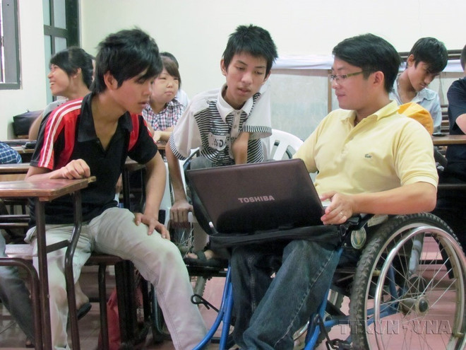 Người khuyết tật ở huyện Thăng Bình, tỉnh Quảng Nam được hỗ trợ nghề nghiệp từ Dự án “Hãy nắm tay Tôi” giai đoạn 2018-2021. (Ảnh: TTXVN phát) TTXVN_1504khuyettat3.jpg
