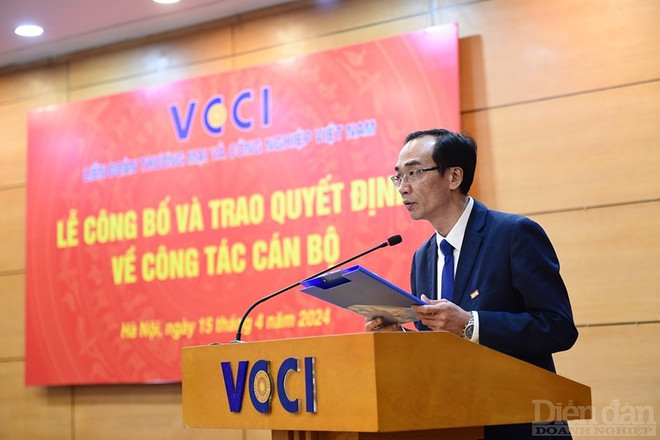 Tân Tổng Biên tập Nguyễn Linh Anh phát biểu nhận nhiệm vụ tại buổi lễ. (Nguồn: Báo Diễn đàn Doanh nghiệp) 1504diendandoanhnghiep3.jpg