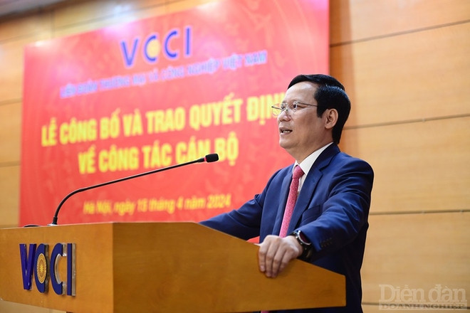 Chủ tịch VCCI Phạm Tấn Công phát biểu tại trao Quyết định bổ nhiệm Tổng Biên tập Tạp chí Diễn đàn Doanh nghiệp cho Nhà báo Nguyễn Linh Anh. (Nguồn: Báo Diễn đàn Doanh nghiệp) 1504diendandoanhnghiep2.jpg
