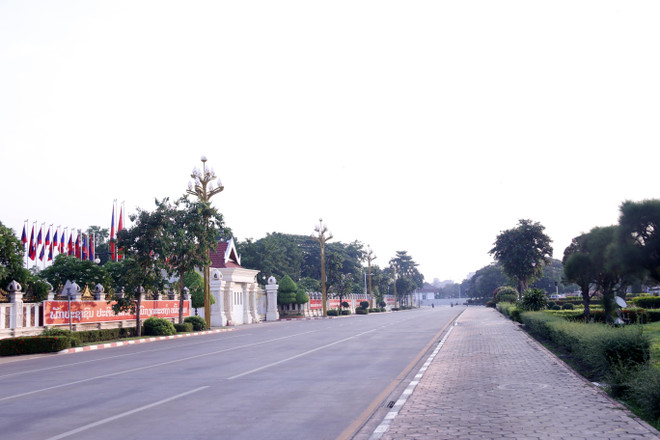 Hình ảnh Thủ đô Vientiane (Lào) trong ngày đầu thực hiện lệnh phong tỏa hồi tháng 4/2021. (Ảnh: Phạm Kiên/TTXVN) Lào phong tỏa toàn diện trung tâm Vientiane do phát hiện ổ dịch mới ảnh 1